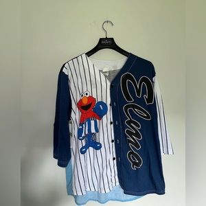 NOW AVAILABLE AT 2STIGO.THRIFT 🚨

ELMO BUTTON DOWNSHIRT AVAILABLE FOR SIZE L